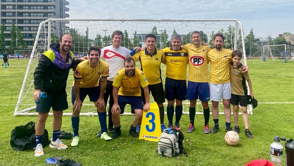 Álvaro con su equipo de fútbol amateur