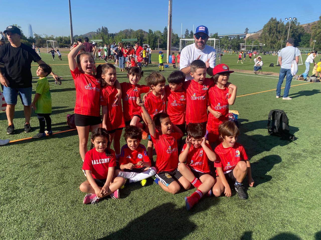 Álvaro con equipo infantil de fútbol