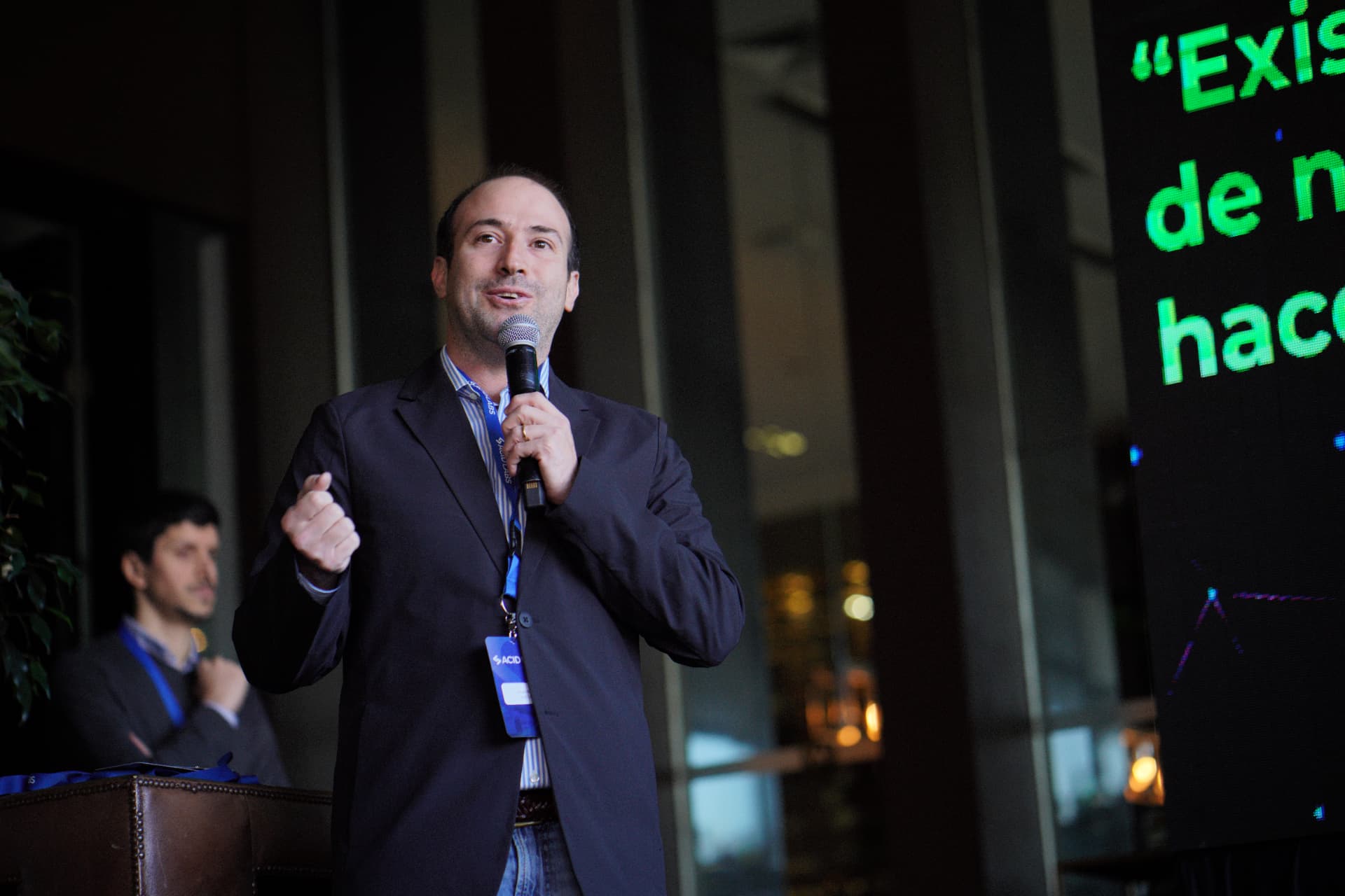 Álvaro hablando en un evento