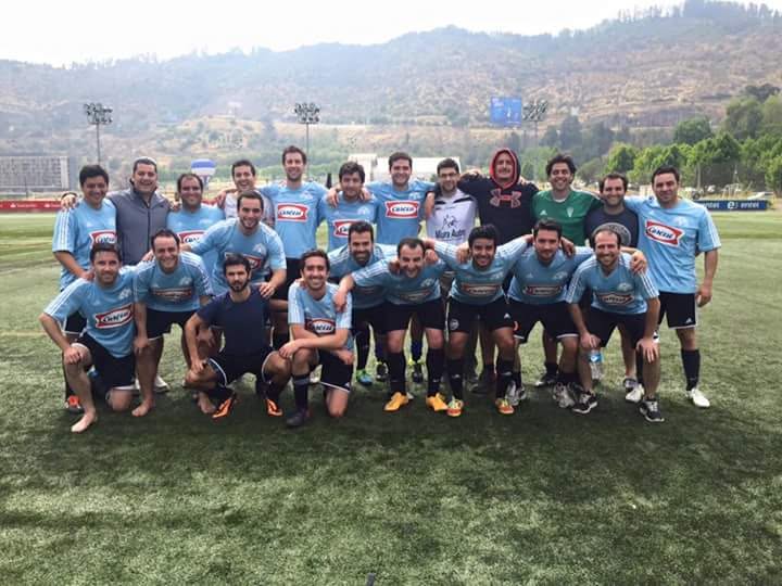 Álvaro con su equipo de fútbol